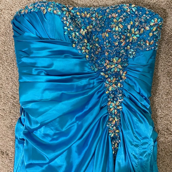 💎Prom Dress with Gem Detailing - Sky Blue💎 - Picture 3 of 12